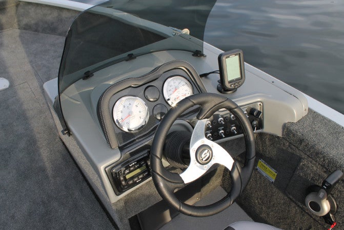 The helm console is no-nonsense, with a large tachometer to left, and a speedometer with integral volt meter and fuel gauge to right.